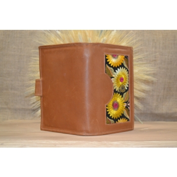 Portfel notatnik skórzany brązowa z kwiatowym kolorowym haftem .